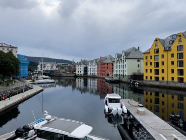 Alesund, Norveç; 14 Eylül 2023: Norveç 'in Alesund şehrinde sonbahar manzarası