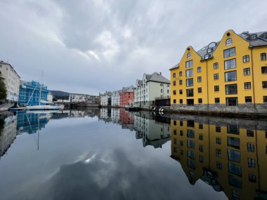 Alesund, Norveç; 14 Eylül 2023: Norveç 'in Alesund şehrinde sonbahar manzarası