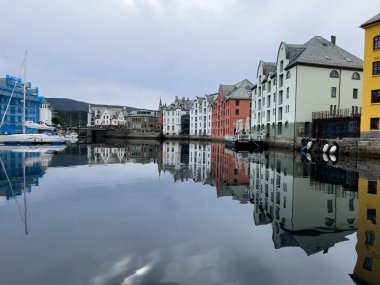 Alesund, Norveç; 14 Eylül 2023: Norveç 'in Alesund şehrinde sonbahar manzarası