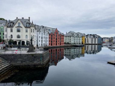 Alesund, Norveç; 14 Eylül 2023: Norveç 'in Alesund şehrinde sonbahar manzarası