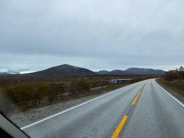 Dombas, Norveç; 15 Eylül 2023: Norveç 'in güneyinde Trondheim' da sonbahar yolu
