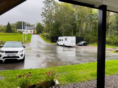 Jevnaker, Norveç; 18 Eylül 2023: Güney Norveç 'te Oslo yakınlarında bir kamp alanında karavan kampçısı. Avrupa