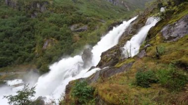 Norveç, Briksdal Buzul Vadisi 'nde çok yağmurlu bir gün.