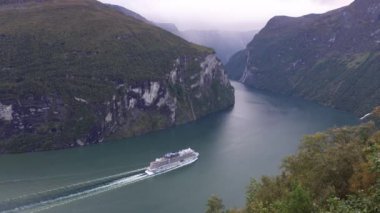 Yağmurlu bir günde Geiranger Fjord, Norveç 'i geçen bir gemi gezisi sahnesi.
