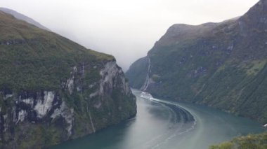 Yağmurlu bir günde Geiranger Fjord, Norveç 'i geçen bir gemi gezisi sahnesi.