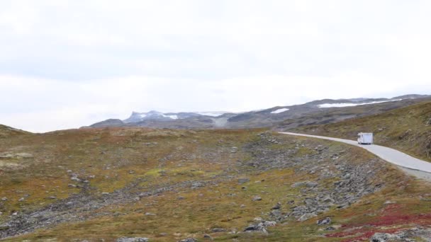 Scéna Deštivého Dne Obytný Přívěs Nebezpečné Malebné Silnici Norsko — Stock video