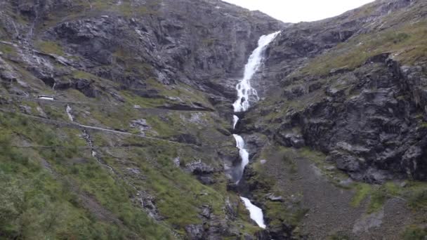 Сцена Дождливый День Дома Опасной Живописной Тролльской Дороге Норвегия — стоковое видео