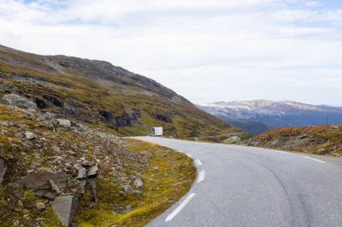 Norveç 'in güneyindeki Stegastein kavşağında bir karavan.