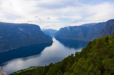 Norveç 'in güneyinde, Stegastein manzaralı otoyolda sonbahar manzarası