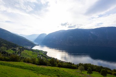 Norveç 'in güneyinde, Stegastein manzaralı otoyolda sonbahar manzarası