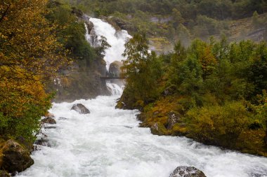 Güney Norveç 'teki Briksdalbreen Buzul Vadisi' nde sonbahar manzarası. Avrupa.