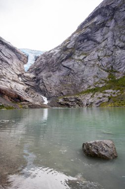 Güney Norveç 'teki Briksdalbreen Buzul Vadisi' nde sonbahar manzarası. Avrupa.