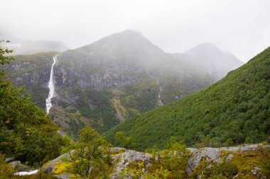 Güney Norveç 'teki Briksdalbreen Buzul Vadisi' nde sonbahar manzarası. Avrupa.