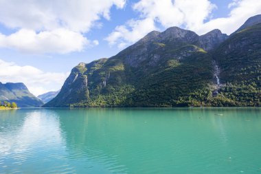 Güney Norveç 'teki Briksdalbreen Buzul Vadisi' nde sonbahar manzarası. Avrupa.