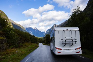 Norveç 'in güneyinde, Briksdal Buzul Vadisi' nde karavan kampçısı..