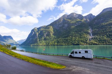 Norveç 'in güneyinde, Briksdal Buzul Vadisi' nde karavan kampçısı..