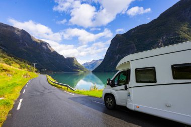 Norveç 'in güneyinde, Briksdal Buzul Vadisi' nde karavan kampçısı..