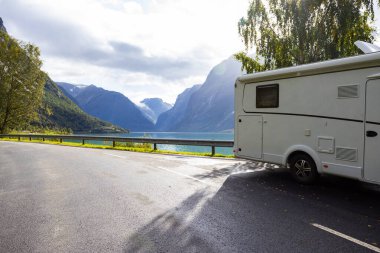 Norveç 'in güneyindeki Lovatnet Gölü Vadisi' nde karavan kampçısı.