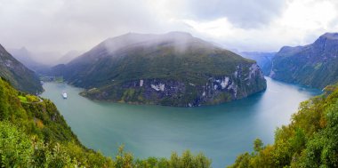 Geiranger 'de sonbahar manzarası. Fiord vadisi, Güney Norveç, Avrupa