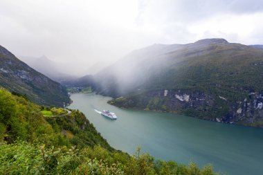 Geiranger 'de sonbahar manzarası. Fiord vadisi, Güney Norveç, Avrupa