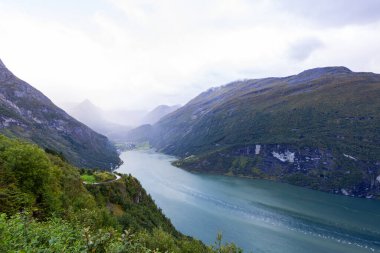 Geiranger 'de sonbahar manzarası. Fiord vadisi, Güney Norveç, Avrupa