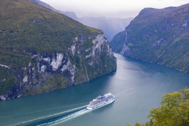 Geiranger 'de sonbahar manzarası. Fiord vadisi, Güney Norveç, Avrupa