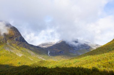 Norveç 'in güneyindeki Trollstigen yolunda sonbahar manzarası