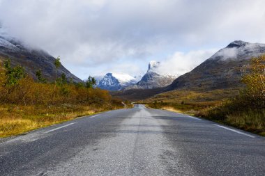 Norveç 'in güneyindeki Trollstigen yolunda sonbahar manzarası