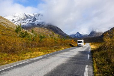 Norveç 'in güneyindeki Trollstigen Yolu' nda sonbaharda karavan kampı.