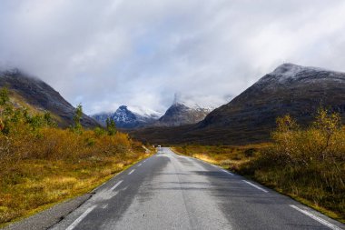 Norveç 'in güneyindeki Trollstigen yolunda sonbahar manzarası