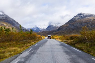 Norveç 'in güneyindeki Trollstigen Yolu' nda sonbaharda karavan kampı.