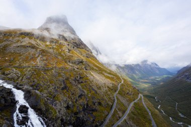 Norveç 'in güneyindeki Trollstigen yolunda sonbahar manzarası