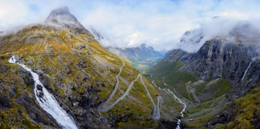 Norveç 'in güneyindeki Trollstigen yolunda sonbahar manzarası