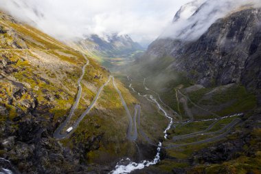 Norveç 'in güneyindeki Trollstigen yolunda sonbahar manzarası