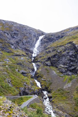 Norveç 'in güneyindeki Trollstigen Yolu' nda sonbaharda karavan kampı.