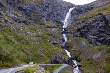 Norveç 'in güneyindeki Trollstigen Yolu' nda sonbaharda karavan kampı.
