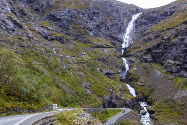 Norveç 'in güneyindeki Trollstigen Yolu' nda sonbaharda karavan kampı.
