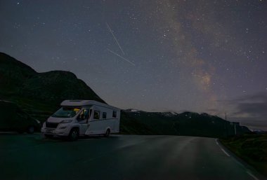 Miky yolu sonbaharda Güney Norveç 'te Trollstigen yolunda