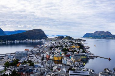 Norveç 'in Alesund şehrinde sonbahar manzarası