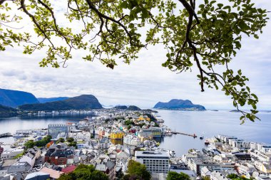 Norveç 'in Alesund şehrinde sonbahar manzarası