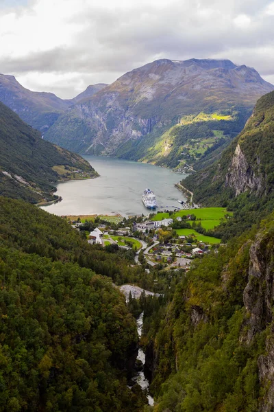 Geiranger 'de sonbahar manzarası. Fiord vadisi, Güney Norveç, Avrupa