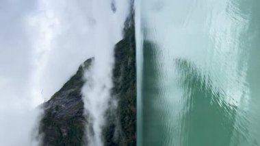 Oldevatnet Gölü ve Norveç 'teki Briksdal Vadisi' nde çok yağmurlu bir gün.