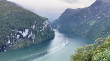 Yağmurlu bir günde Geiranger Fjord, Norveç 'i geçen bir gemi gezisi sahnesi.