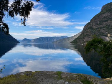 Norveç 'in güneyinde, Stegastein manzaralı otoyolda sonbahar manzarası