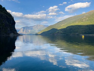 Norveç 'in güneyinde, Avrupa' da Flam turizm şehrinde sonbahar manzarası