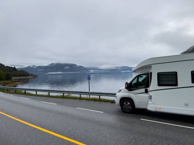 Norveç 'in güneyindeki Bergen' den Alesund yoluna giden bir karavan kampçısı.