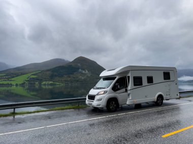Norveç 'in güneyindeki Bergen' den Alesund yoluna giden bir karavan kampçısı.