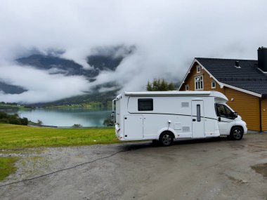 Norveç 'in güneyindeki Briksdal buzulu yakınlarında bir kamp alanında karavan kampçısı. Avrupa