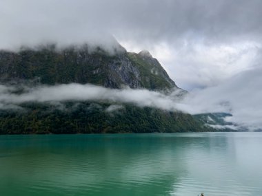 Güney Norveç 'teki Briksdalbreen Buzul Vadisi' nde sonbahar manzarası. Avrupa.