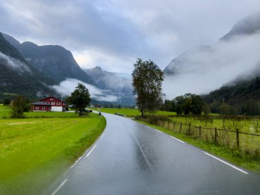 Norveç 'in güneyindeki Briksdal Buzul Vadisi' nde yol. Avrupa